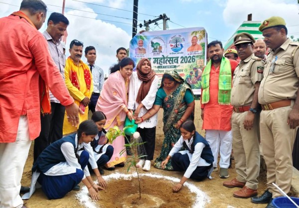 ‘सभी’ को अपने ‘जीवन’ में एक ‘पौधा’ तो ‘अवश्य’ लगाना ‘चाहिए’ पाल