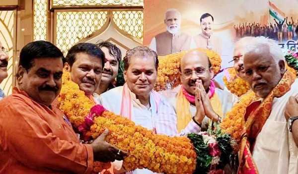 ‘ढोल-नगाड़ों’ और ‘पुष्प वर्षा’ के साथ ‘विनोद राय’ का हुआ ‘स्वागत’