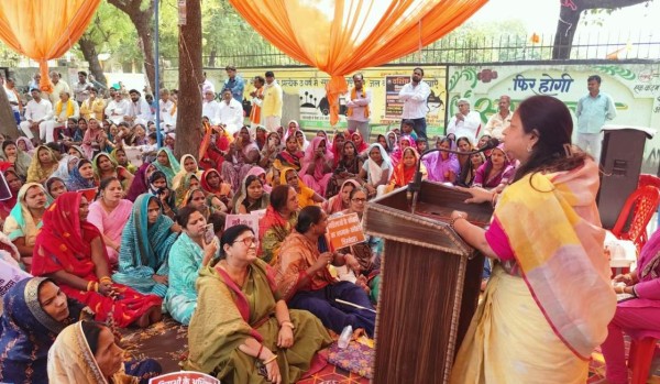 सपा ‘सांसद’ को करना पड़ा ‘भाजपा’ महिला ‘कार्यकताओं’ के ‘विरोध’ का ‘सामना’