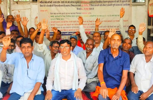 ‘धरनारत’ कर्मियों ने ‘एमएलसी’ को दिया ‘ज्ञापन’