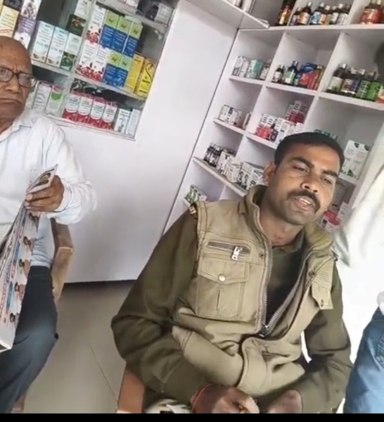 ‘परीक्षा’ के बजाए ‘मेडिकल स्टोर’ की ‘व्यवस्था’ संभाल ‘रहें’ सिपाही ‘अभिजीत सिंह’!