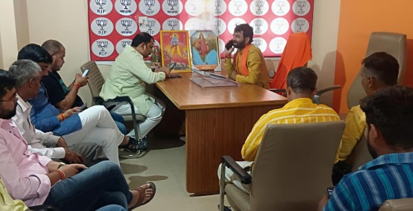 परंपरागत त्योहारों में प्रशासन व्यापारियों को परेशान न करेःविवेकानन्द मिश्र