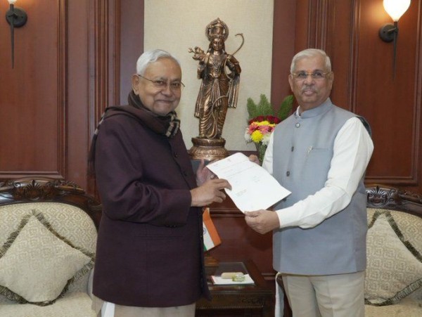 नीतीश कुमार ने बिहार के मुख्यमंत्री पद से अपना इस्तीफा राज्यपाल राजेंद्र अर्लेकर को सौंपा।