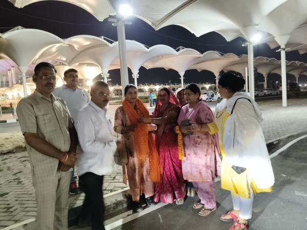भारतीय किसान संघ की अखिल भारतीय मंत्री मीणा सतीश का जेवर एयरपोर्ट पर भव्य स्वागत