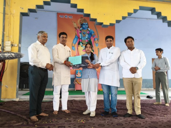 कमलावती मदनलाल सरस्वती विद्या मन्दिर इण्टर कॉलिज, गढ़मुक्तेश्वर में कक्षा नर्सरी से कक्षा 12 तक का वार्षिक परीक्षाफल और पुरस्कार वितरण किया