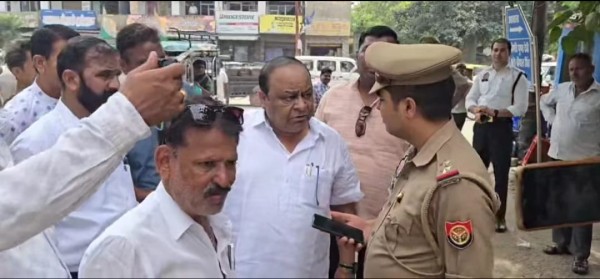 कांग्रेसियों ने चलाया "वोट चोर गद्दी छोड़" हस्ताक्षर अभियान.*