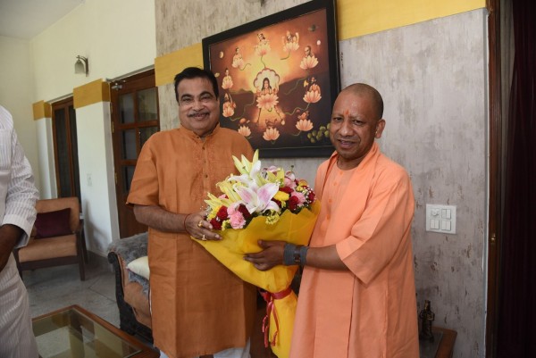 उत्तर प्रदेश के CM योगी आदित्यनाथ ने केंद्रीय मंत्री नितिन गडकरी से भेंट कर शुभकामनाएँ दीं।
