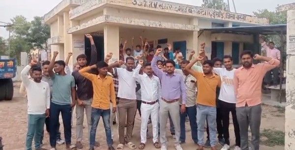 विधुत ‘उपभोक्ताओं’ का फूटा ‘गुस्सा’, फीडर पर किया ‘कब्जा’ की ‘नारेबाजी’