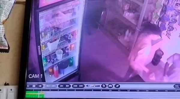 बाल चोर गिरोह का एक चोर रंगे हाथ पकड़ा, पुलिस को सौंपा