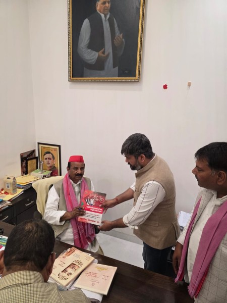 आशुतोष शर्मा  प्रदेश अध्यक्ष श्यामलाल पाल जीराष्ट्रीय प्रवक्ता प्रोफेसर धर्मेंद्र यादव जी के साथ मुलाकात की