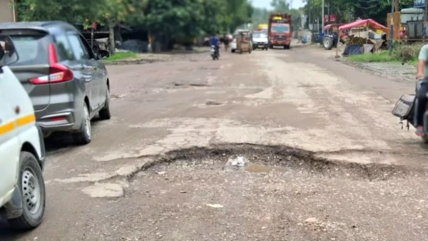 प्रदेश में विधायक देश में सांसद पांच साल में पांच किलोमीटर सड़क नहीं बना पाए,हुई कई मौत