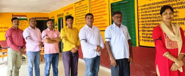 काली पट्टी बांधकर शिक्षण कार्य कर रहें शिक्षक