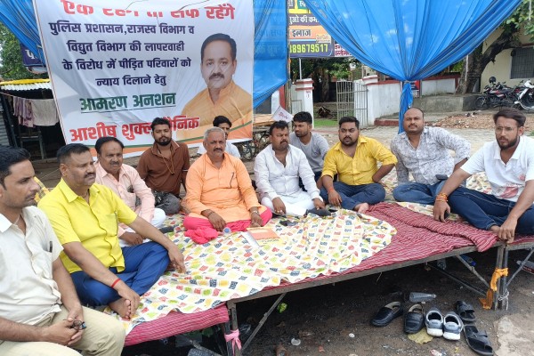 विपक्ष के सांसद और विधायकों की सीमा बेडरुम तक -अत्याचार और व्यापक भ्रष्टाचार के विरुद्व आवाज उठाकर जनता के हीरो बन गए सत्ता पार्टी के आशीष शुक्ला