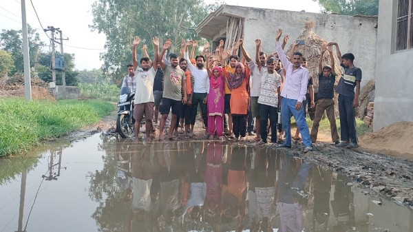 योगी सरकार की तालाब संरक्षण मुहिम के बीच खिलवाई गांव में अवैध कब्जे, ग्रामीणों ने किया प्रदर्शन
