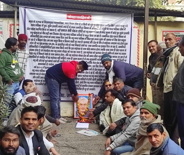 गढ़ बृजघाट टोल हटाने को लेकर धरना जारी।