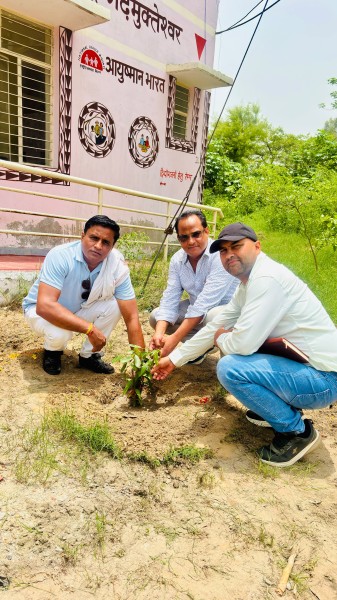 CHC गढ़मुक्तेश्वर में "एक पेड़ माँ के नाम" के तहत किया गया वृक्षारोपण*