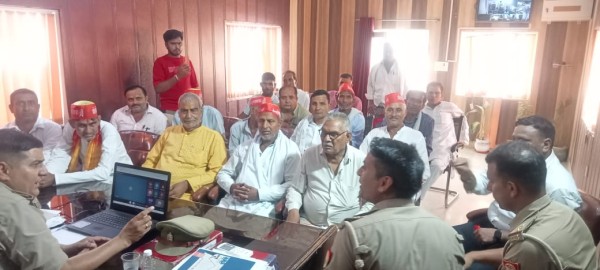 मेरठ अखिल भारतीय ब्राह्मण महासभा के पदाधिकारियों ने हस्तिनापुर थाने में किया विरोध, दरोगा ने मांगी माफी