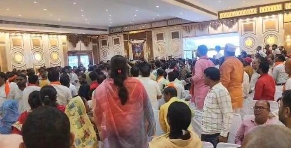 ‘क्षेत्रीय’ अध्यक्ष के ‘सामने’ भिड़े ‘मोदू’ और ‘विपिन’ के ‘समर्थक’