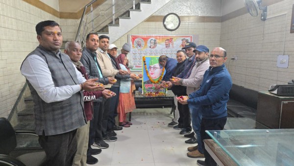 कांग्रेसियों ने मनाई नेताजी सुभाष चंद्र बोस की जयंती, दी श्रद्धांजलि.