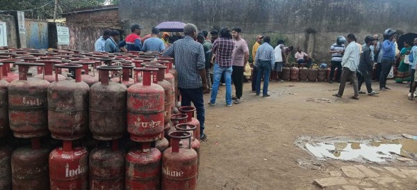 एक तो ‘लाइन’, उपर से ‘घटतौली’, अधिक ‘मूल्य’, क्या-क्या झेलूं?