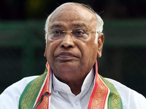 कांग्रेस के राष्ट्रीय अध्यक्ष मल्लिकार्जुन खरगे ने कहा, "हमारी पार्टी का खाता बंद कर दिया गया