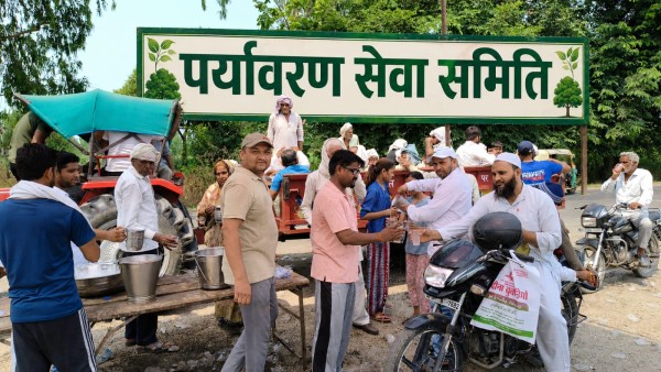 पर्यावरण सेवा समिति ने भीषण गर्मी में राहगीरों को पिलाया मीठा शरबत, लगाई छबील