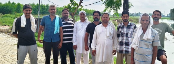गांव बपदा के पंचायती जोहड़ का पानी ओवरफ्लो होने के कारण किसानों के खेतों में जा रहा
