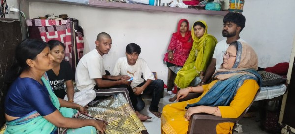महिला जागृति फाउंडेशन की टीम ने सोनम की माता दुलारी से की मुलाकात