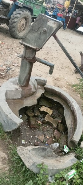 गढ़मुक्तेश्वर: वार्ड-9 में एक माह से टूटी पड़ी है हैंडपंप की होदी, गंदगी से परेशान लोग