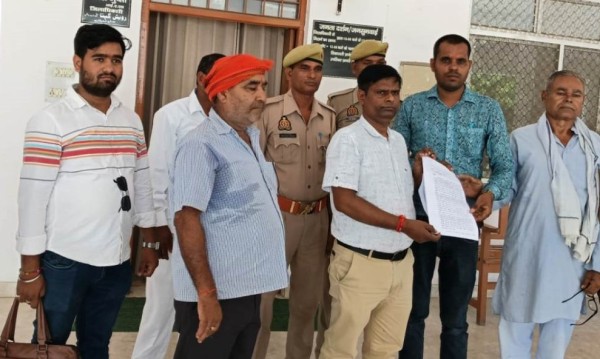 चकबंदी अधिकारियांे ने फर्जी तरीके से कर दिया बटवारा