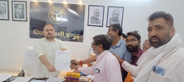 अवैध टोल प्लाजा हटाई जाने की मांग को लेकर समाजसेवी पंकज लोधी ने DM हापुड़ से मुलाकात की