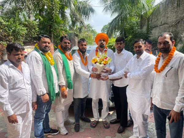 लखनऊ से हापुड़ पहुंचने पर हरीश हुंण, का हुआ स्वागत,