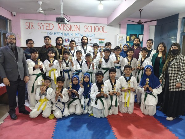 सर सैयद मिशन स्कूल ने अंतरराष्ट्रीय ताइक्वांडो परीक्षा में रचा कीर्तिमान हापुड़ के अबरार खान रहे मौजूद।