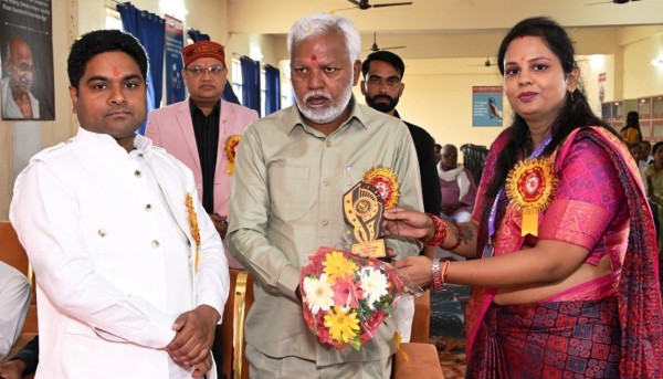 छात्राओं’ ने लैम्प ‘लाइटिंग’ एण्ड ‘ओथ’ सेरेमनी में ‘कैन्डिल’ जलाकर शपथ ‘लिया’