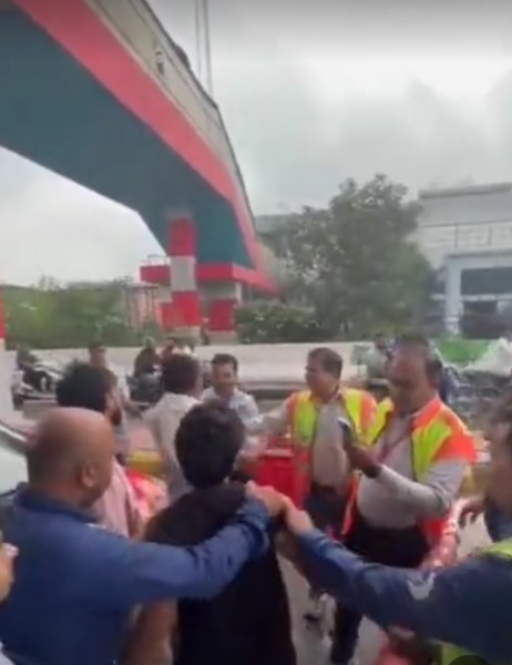 पिलखुवा छिजारसी टोल कर्मियों ने किसान संगठन के कार्यकर्ताओं से की हाथो पाई!