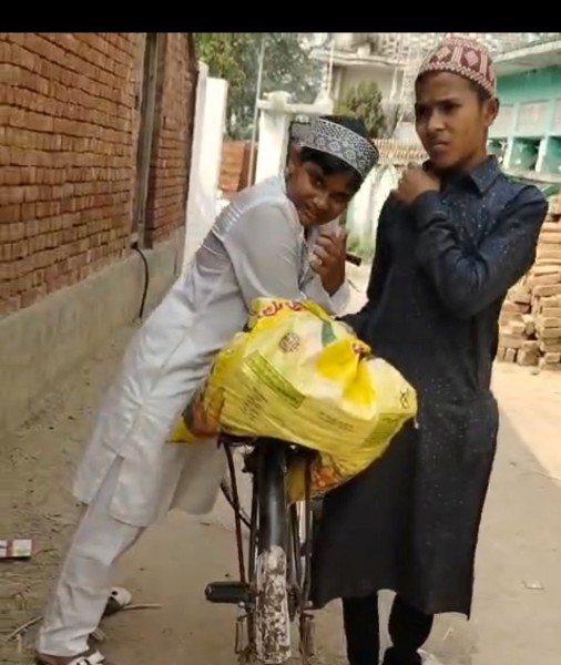 दुनिया’ का पहला ‘मदरसा’, जहां के ‘बच्चों’ से  ‘प्रिसिपल’ भीख ‘मंगवातें’!