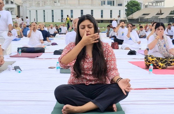 शहीद विजय सिंह पथिक स्टेडियम ग्रेटर नोएडा एवं इण्डोर स्टेडियम सेक्टर-21ए नोएडा में भव्य योग कार्यक्रम आयोजित