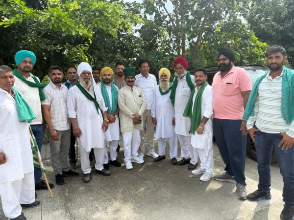अमेरिका से ट्रेड डील के विरोध में हापुड़ कलेक्ट्रेट में हजारों की संख्या में पहुंचे किसान