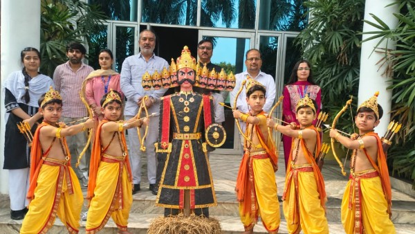 डी.आर. इंटरनेशनल स्कूल में धूमधाम से दशहरा पर्व मनाया