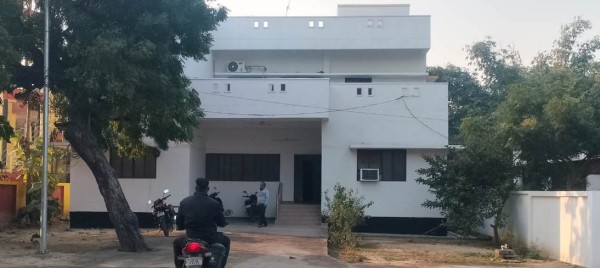 बड़े साहब, ‘चपरासी’ की ‘चाय’, और ‘फोरमैन’ का ‘काफी’ पीतें!