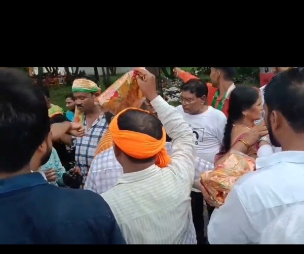 तिरगंा’ ढ़ोने वाली ‘महिलाओं’ की ‘कीमत’ एक ‘साड़ी’!