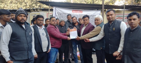 गढ़ - बृजघाट टोल प्लाजा को हटवाने के लिए जनता का मिल रहा है समर्थन।