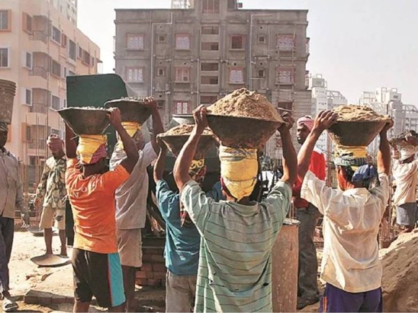 सोनहटी बुजुर्ग’ की ‘करोड़पति’ प्रधान के ‘बच्चें’ कर रहें ‘मजदूरी’