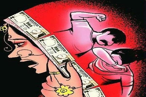 इज्जत’ भी ‘लिया’, ‘पांच’ लाख ‘भी’ लिया, फिर भी ‘शादी’ नहीं ‘किया’