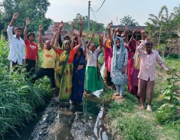 रास्ता न बनने से नाराज ग्रामीणों का प्रदर्शन, प्रधान पर सफाई कर्मचारी न भेजने का आरोप,