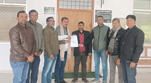 स्कूलों का समय बदलने को लेकर शिक्षकों ने डीएम को सौंपा ज्ञापन’