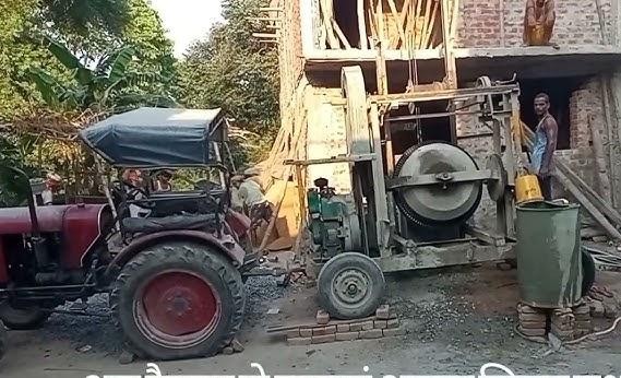 गढ़मुक्तेश्वर में लेंटर मशीनों पर एक्सपायर ट्रैक्टरों का इस्तेमाल, हादसे का खतरा