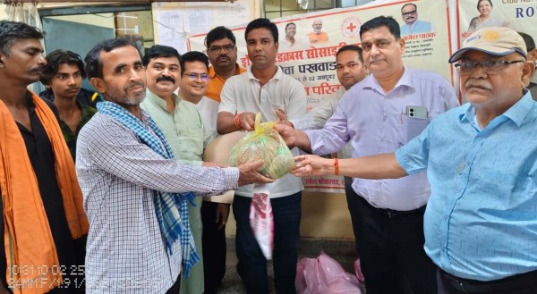 रेडक्रास सोसायटी ने 12 कुष्ठ रोगियों को गोद लिया