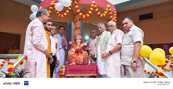 धरती कहे पुकार के प्रस्तुति में   जमीन ने अपने जहरीले होने पर चेताया