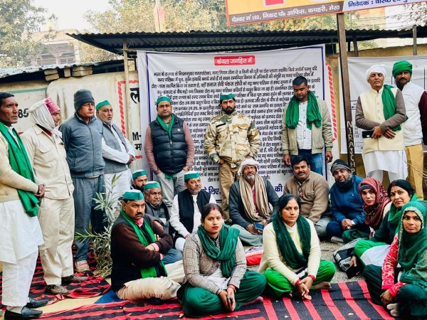 गढ़मुक्तेश्वर नगर पालिका से सीमा से टोल हटाने को लेकर 22वें दिन भी धरना जारी